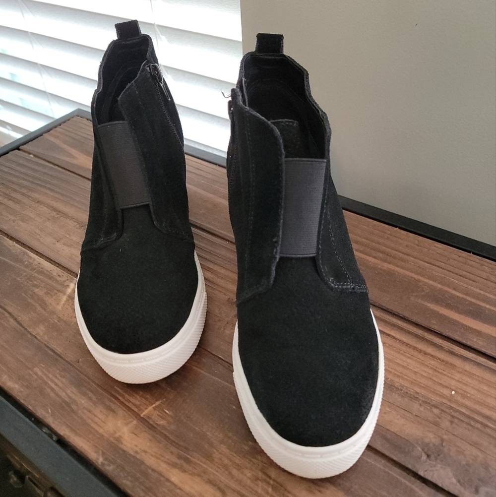 Steve Madden Waverly black suede 7.5 wedge